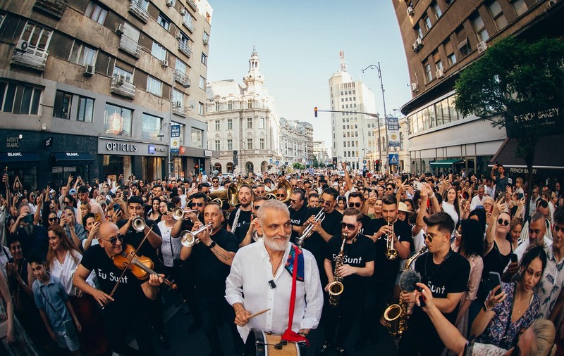 Cum a apărut Damian Drăghici cu trupa sa pe Calea Victoriei din București. Oameni de toate vârstele au dansat pe stradă