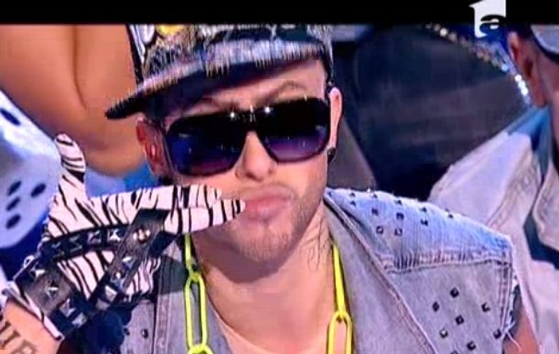 TRANSFORMARE TOTALĂ! O cântăreață celebră de la noi, sosia lui Alex Velea. Pariu că nu știi cine e? | FOTO