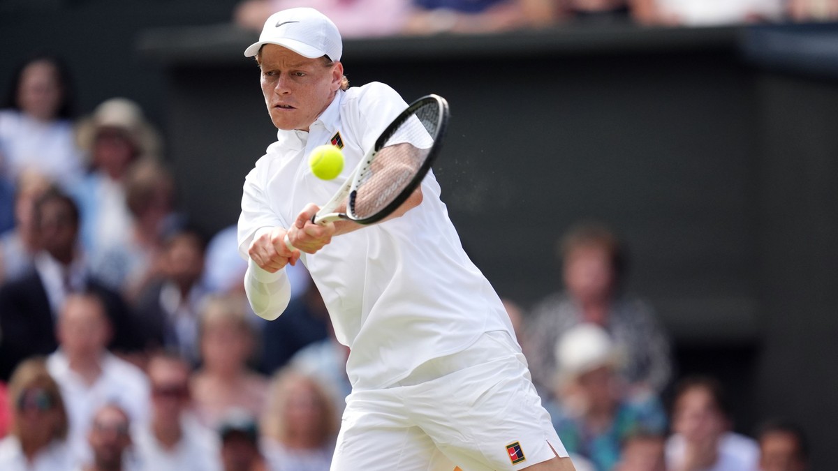 Jannik Sinner l-a învins duminică pe marele său rival, dublul campion en-titre Carlos Alcaraz