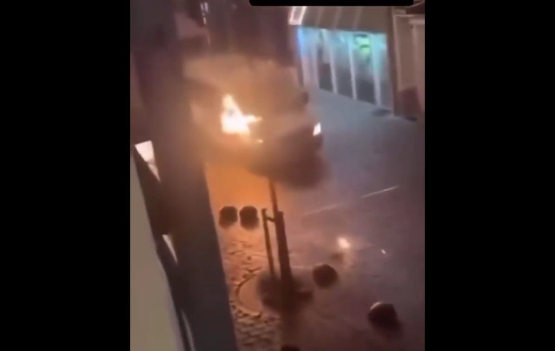 Haos la Bruxelles în noaptea de Revelion. Oamenii au incendiat mașini și au atacat polițiștii cu cocktail-uri Molotov