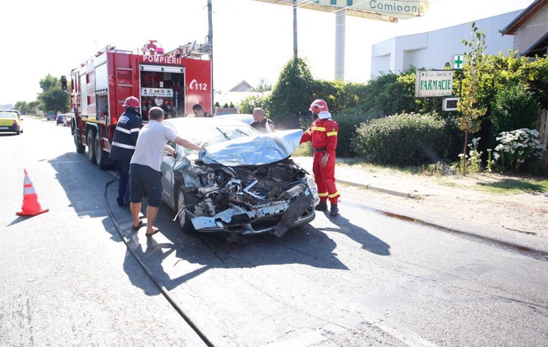 Accident grav pe DN 2 E 85, la Mărăcineni, în județul Buzău. Un VW Passat a lovit frontal un microbuz intrând sub el din cauza impactului violent/GALERIE FOTO