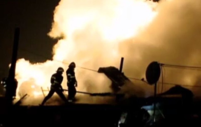 Incendiu în Bucureşti. O mamă şi şapte copii au rămas sub cerul liber, după ce le-a luat foc casa