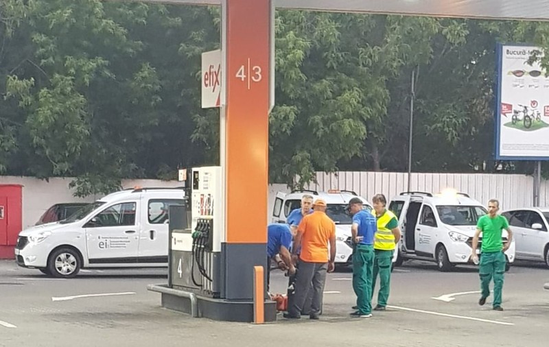 VIDEO | Angajați ai companiilor municipale, surprinși când umplu bidoane cu combustibil la o benzinărie și le încarcă în mașini. Cum răspund: “Sunt pentru atomizoarele de țânțari”