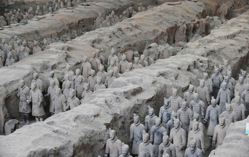 Un turist a distrus două statui din Armata de Teracotă a Chinei după o cădere de 5 metri