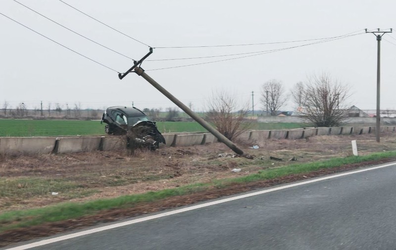 Un șofer din Brăila a lovit un stâlp de electricitate și un canal de beton, apoi a lăsat mașina suspendată și s-a făcut nevăzut. Câteva ore mai târziu, a mers singur la Poliție