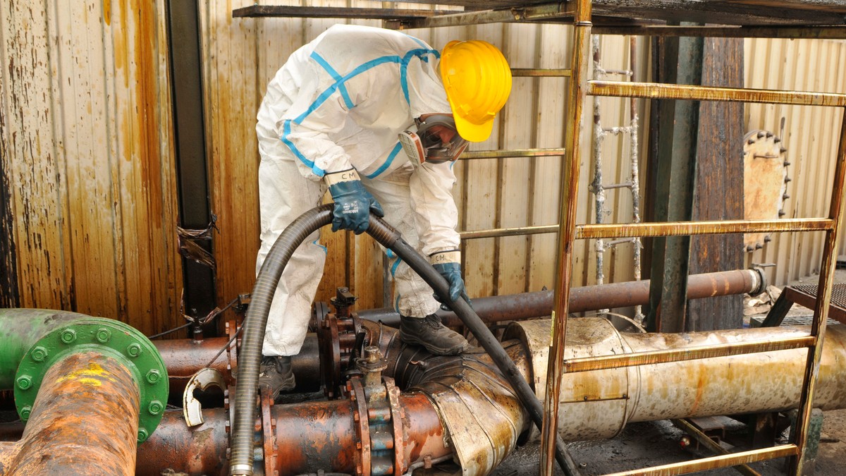 Saudi Aramco, cea mai mare companie din lume, se listează pe bursă. Om într-o intalație de petrol