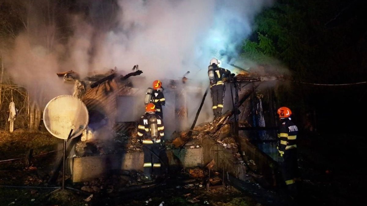 Patru pompieri sunt la locul unui incendiu și sting focul care a cuprins o casă din Tigveni, județul Argeș, 22 martie 2026