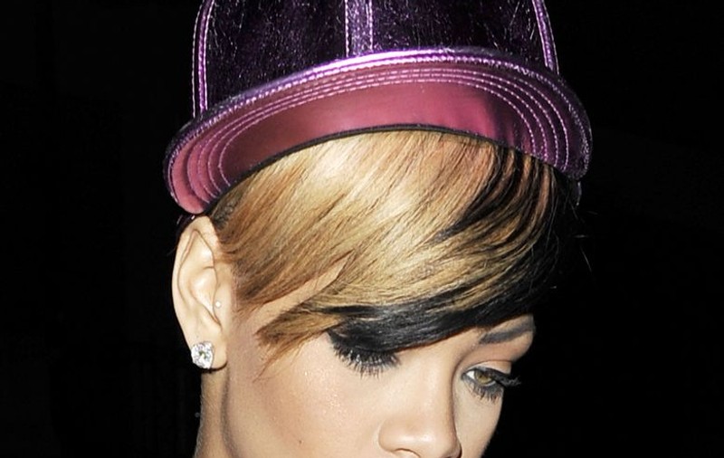 Video | Rihanna a căzut pe scenă, din nou