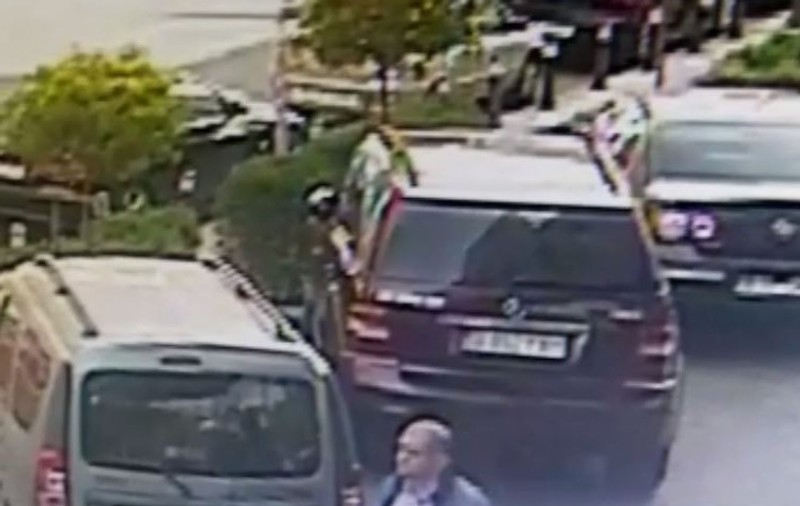 Trei bărbaţi au fost reţinuţi după ce au jefuit străini prin metoda "Maradona"