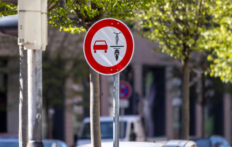 Semnul de circulație cu o mașină, o bicicletă și o motocicletă care îi poate costa pe șoferi 70 de euro dacă îl ignoră, în Germania
