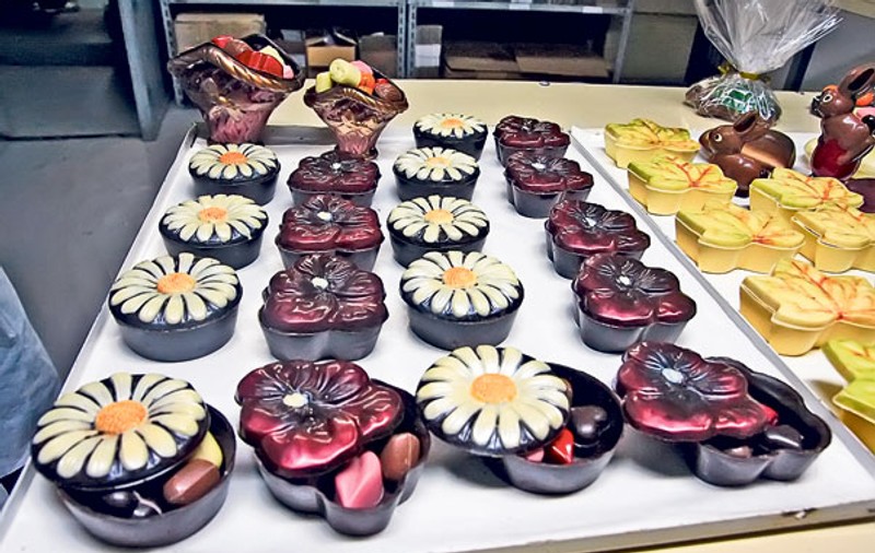 Fabrica de ciocolată de la Cisnădie ne pregătesc margarete şi panseluţe dulci pentru 8 Martie!