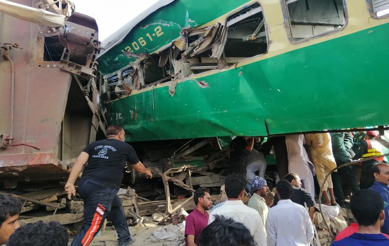 11 morți și peste 60 de răniți în urma unui accident de tren în Pakistan | FOTO