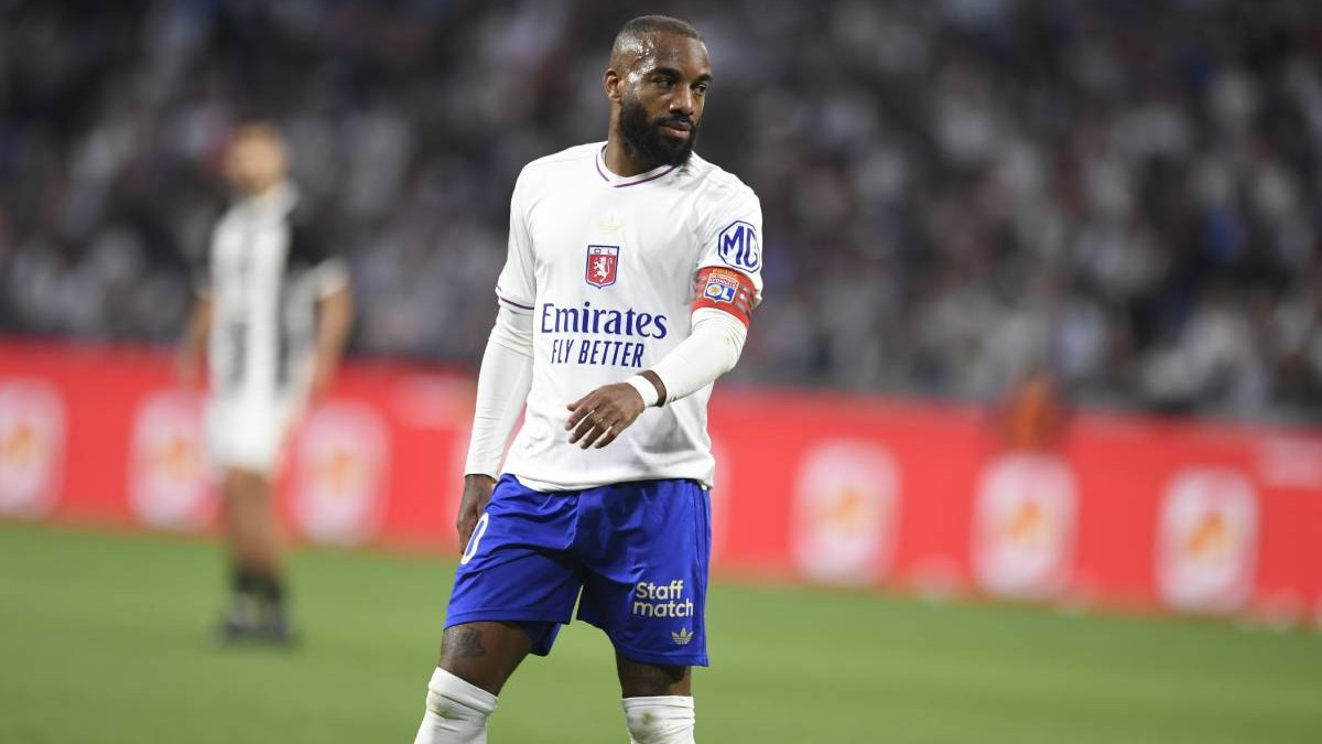 Fotbalistul Alexandre Lacazette pe tren, în timpul unui meci