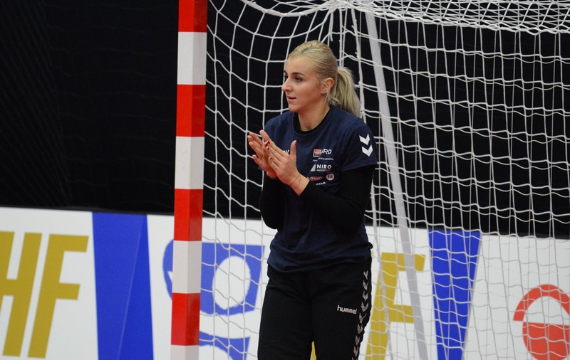 Ce face portarul naționalei feminine de handbal a României în izolare: Iulia Dumanska se antrenează, citește, scrie pe blog și gătește banana cake