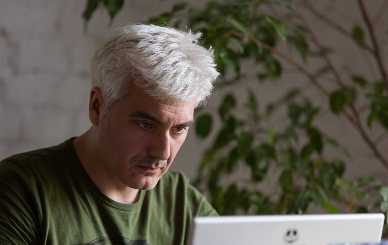 Ovidiu «Picasso». Designerul din Timișoara fără facultate, dar cu 12 medalii Graphis, una dintre cele mai mari competiții din lume