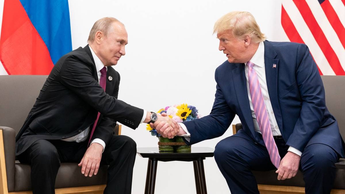 fotografie cu donald trump si vladimir putin in timp ce isi dau mana