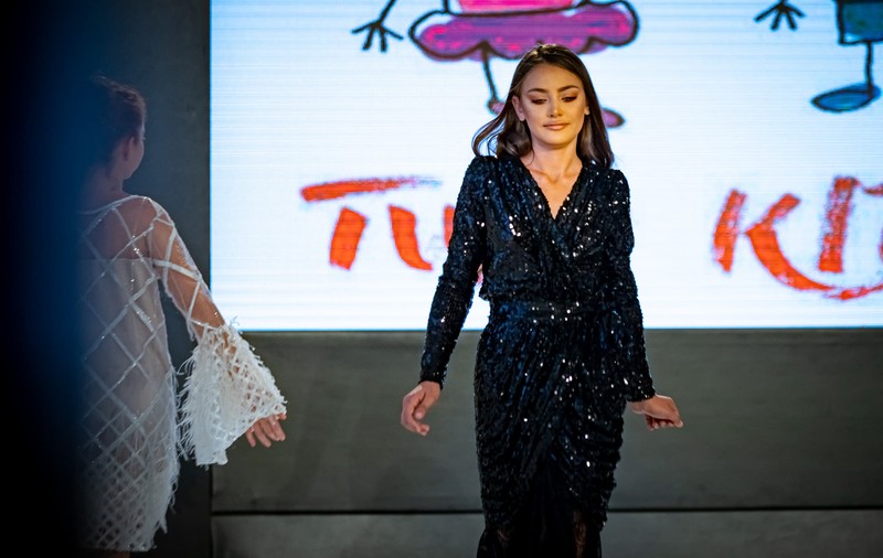 Adina, fetița din Glina, a apărut în Vogue. Este prezentată drept o celebritate locală