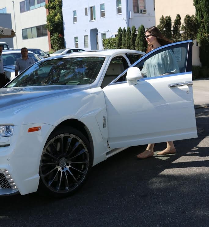 Monica Gabor, apariție uimitoare pe străzile din Beverly Hills. Incredibil ce bolid de lux conduce