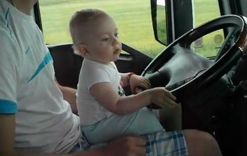 ROMÂNII CARE ÎNGROZESC NETUL!  "Sunt nebuni, să vină poliţia!" Ce fac cu TIR-ul şi copilul de un an | VIDEO