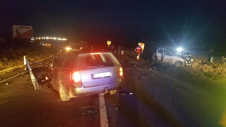 Mașina albastră este a polițistului implicat în accident și despre care echipajul medical spune că mirosea a alcool