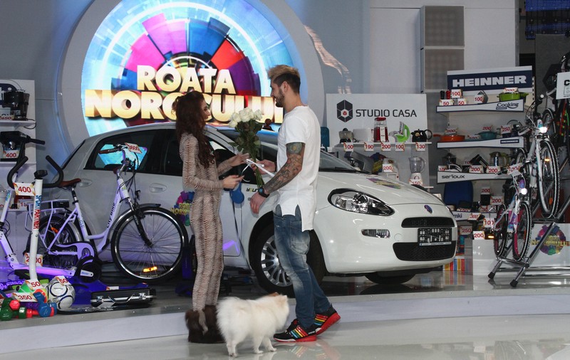 FOTO EXCLUSIV/ Ana Barnoschi nu scapă de iubit nici la muncă! Ce-i face Marian de față cu toți colegii ei de la ”Roata Norocului”