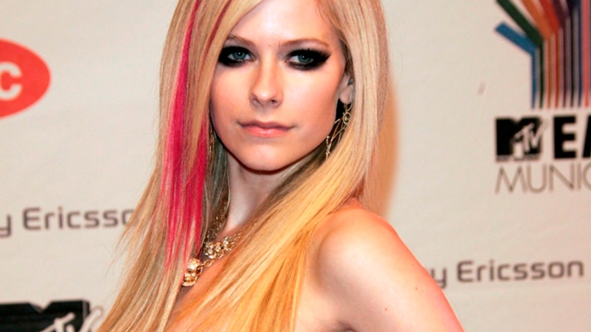 Teoria care a incendiat internetul: Avril Lavigne a murit în urmă cu 14 ani și a fost înlocuită cu o clonă