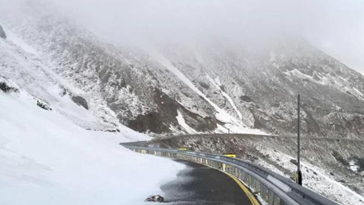 Pe Transalpina se circulă doar în intervalul orar 09:00-18:00. Transalpina, iarna, cu zăpadă pe carosabil