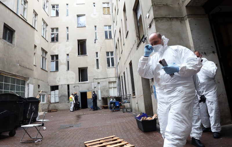 Zeci de români, evacuați dintr-o clădire din Berlin. Locul era focar de infecție