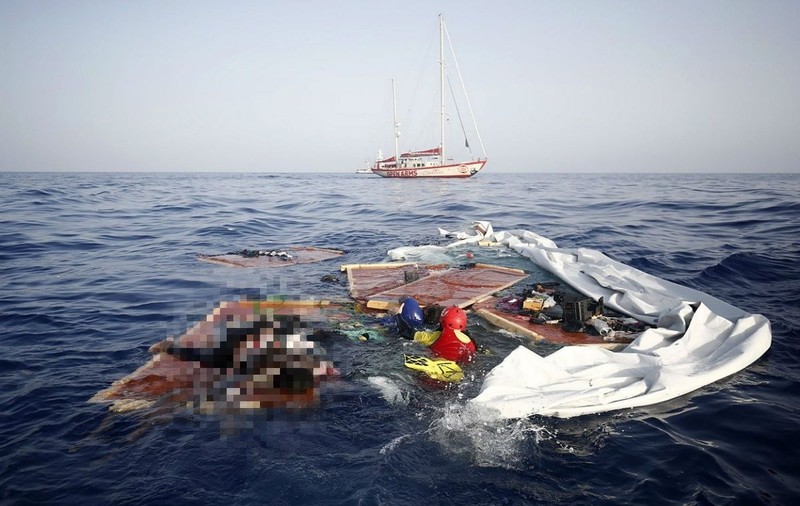 VIDEO. Două femei şi un copil, lăsaţi să moară pe Mediterana de o navă aflată în zonă și de paza de coastă a Libiei