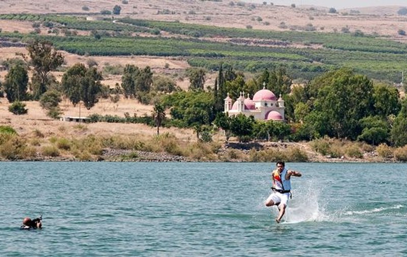 Foto | Incredibil! Un polonez a mers pe apă în Marea Galileii