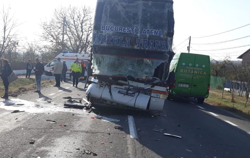 Autocar cu 35 de pasageri, implicat într-un accident în Argeș. O persoană a murit și alte patru au fost rănite