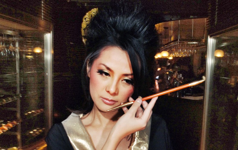 Inedit: Artistă japoneză caligrafiază pe trupuri de femei