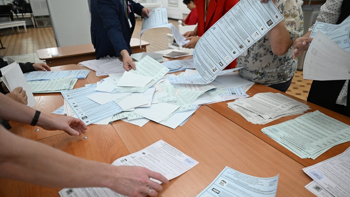 Numărarea voturilor într-o secție de votare din Krasnoiarsk. Imagine cu caracter ilustrativ Foto: Profimedia