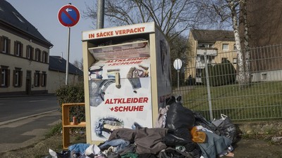 Un român a rămas blocat într-un container de haine uzate, în Germania: polițiștii l-au scos și l-au găsit a doua zi în același loc