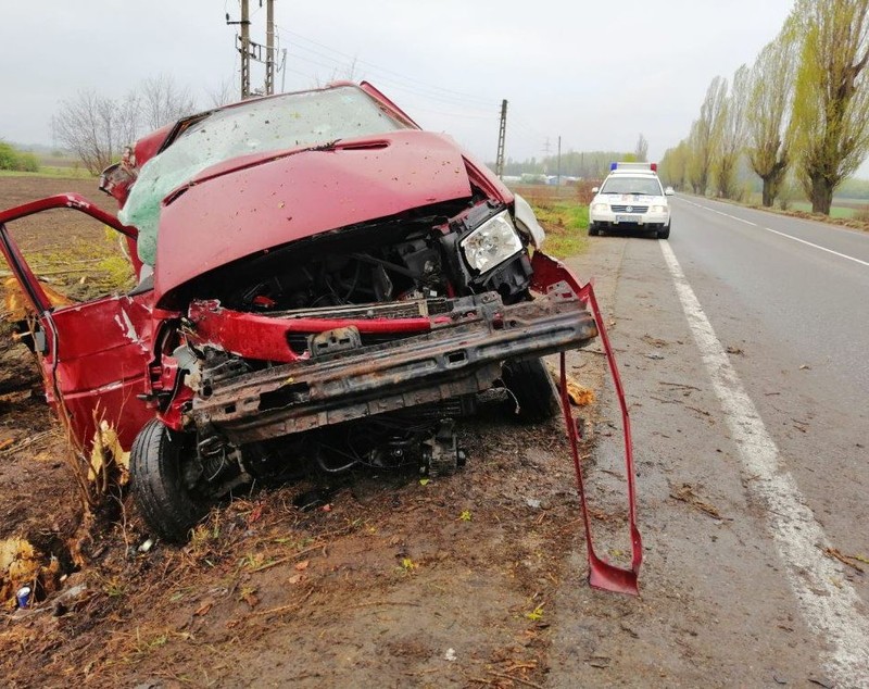 Accident pe DN1A, în Prahova. O persoană a murit şi 4 au fost rănite, după ce dubiţa în care se aflau a intrat într-un pom (FOTO & VIDEO)