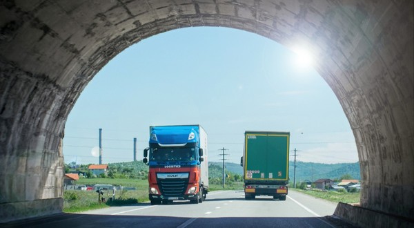 Două camioane pe o strada