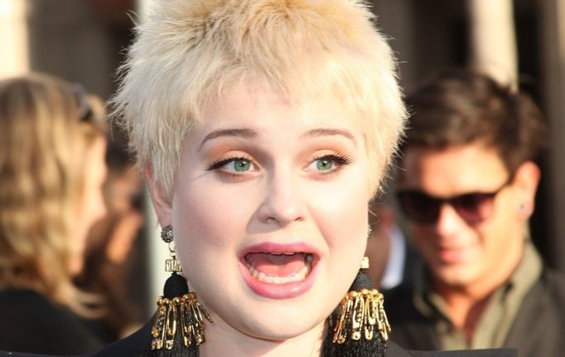 Kelly Osbourne era să rămână cheală din cauza vopselei de păr