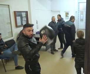 Cezar Petcu, supranumit Joe, 21 de ani, în momentul când se predă la poliție