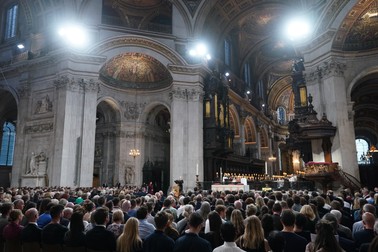 Slujbă de rugăciune și reflecție, după trecerea în neființă a Reginei Elisabeta a Marii Britanii, la Catedrala Sf. Paul pe 9 septembrie 2022 din Londra, Anglia. Elizabeth Alexandra Mary Windsor s-a născut în Bruton Street, Mayfair, Londra la 21 aprilie 1926. S-a căsătorit cu Prințul Philip în 1947 și a urcat pe tronul Regatului Unit și al Commonwealth-ului la 6 februarie 1952, după moartea tatălui ei, regele George al VI-lea. Regina Elisabeta a II-a a murit la Castelul Balmoral din Scoția pe 8 septembrie 2022 și este urmată de fiul ei cel mare, regele Carol al III-lea. Foto: Profimedia