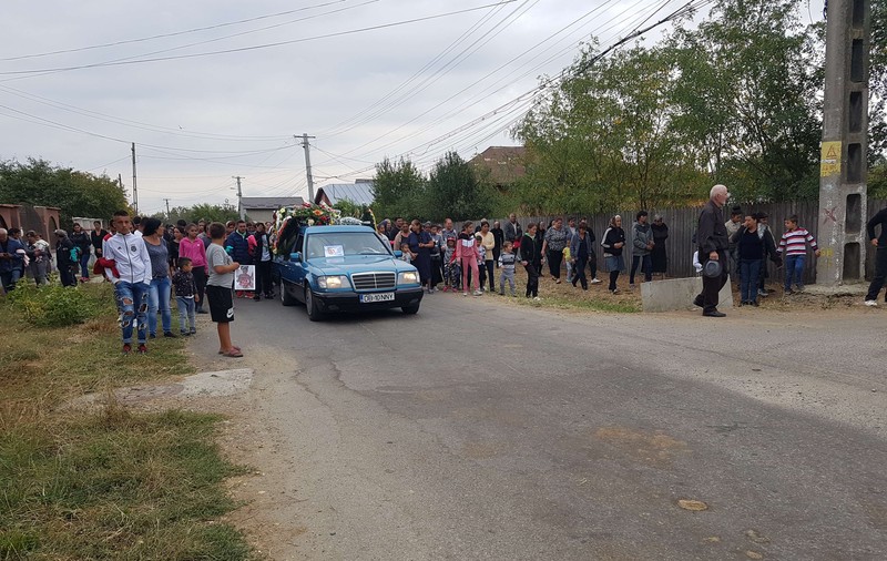 Oamenii sfidează legea. Înmormântare cu alai într-o localitate din Baia Mare