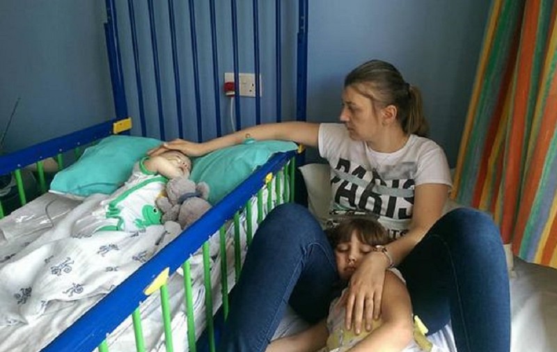 O româncă se teme că fiica ei nu va fi admisă la școală, în Belfast, după ce fratele ei a murit de cancer când era bebeluș
