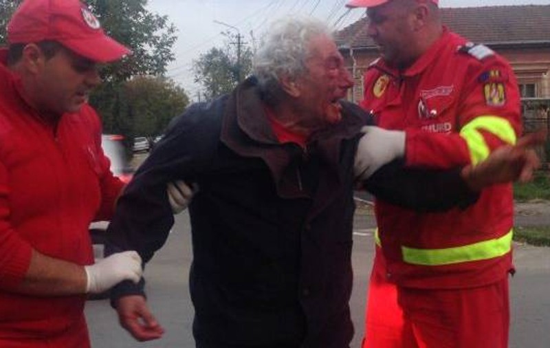 Bătrân bătut în plină stradă, în Timiș. Agresorii au vrut bani pentru băutură