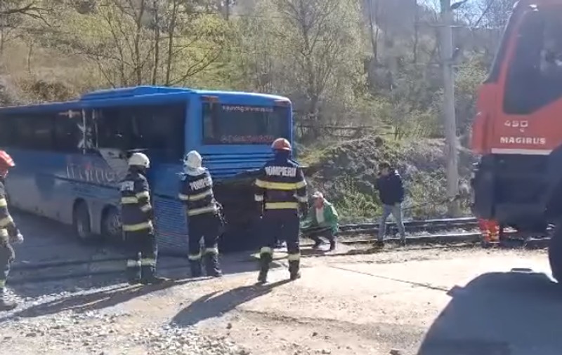Un autocar cu copii care mergeau în excursie a rămas blocat pe șinele de cale ferată, în județul Hunedoara