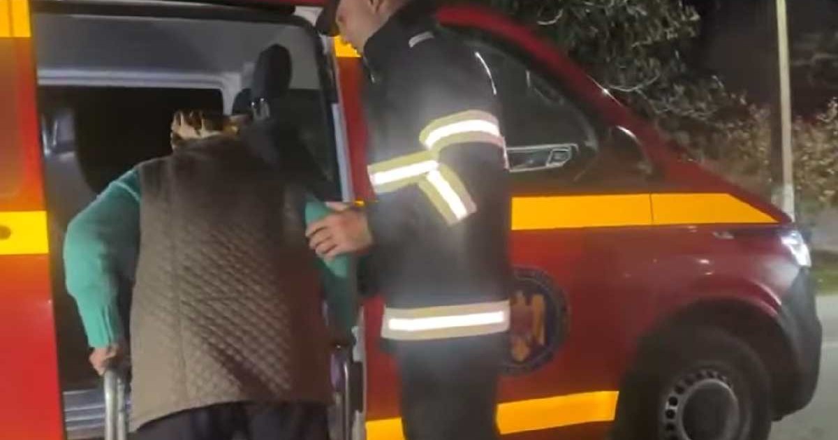 Persoană bătrână urcă în mașina pompierilor