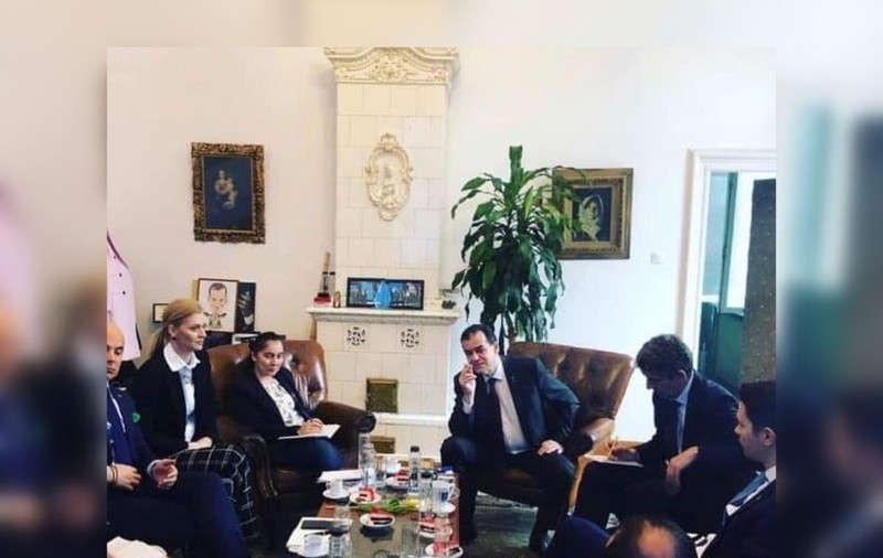 O nouă imagine cu Ludovic Orban circulă pe Facebook. Este a treia poză în care premierul a fost surprins cu țigara în mână într-o sală de ședințe. De data aceasta, la sediul PNL