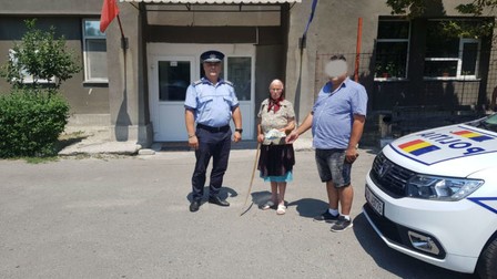 Bătrâna care a găsit banii, alături de un polițist și bărbatul care i-a pierdut (FOTO: gds.ro)
