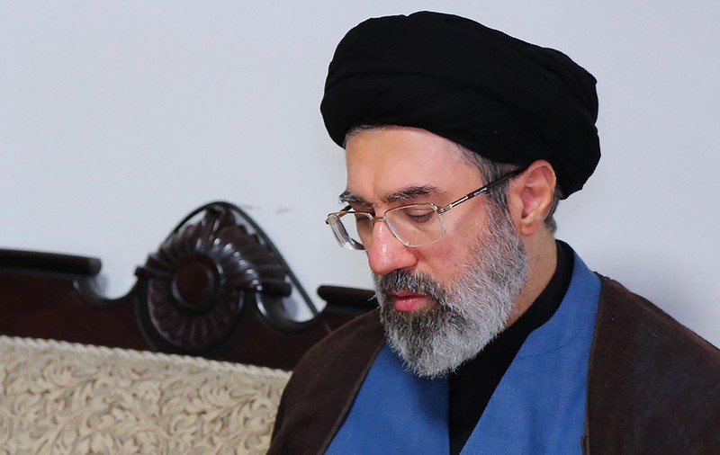 Mojtaba Khamenei a fost la câteva secunde să moară în același atac care l-a ucis pe tatăl său, Ali Khamenei