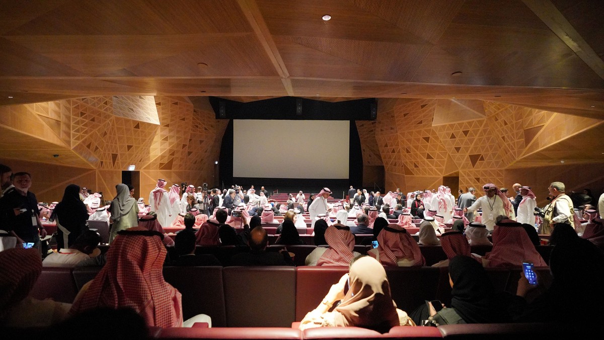 Primul film comercial a fost proiectat într-un cinematograf din Arabia Saudită