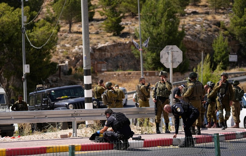 Trei civili israelieni au fost răniți, unul grav, într-un atac armat în Cisiordania