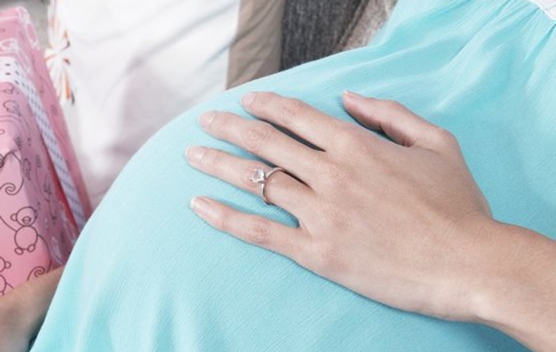 O fetiţă de 14 ani urmează să devină mamă 
